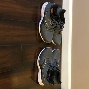 Bundle of two pairs women’s saw Saucony running shoes